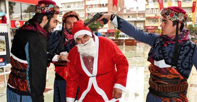 Η Τουρκία απομακρύνεται από τη Δύση: Τουρκικά «καραγκιοζιλίκια» από Τούρκους και «γκρίζους λύκους» με τον χλευασμό του Αγίου Βασίλη και των Χριστουγέννων (βίντεο, εικόνες)